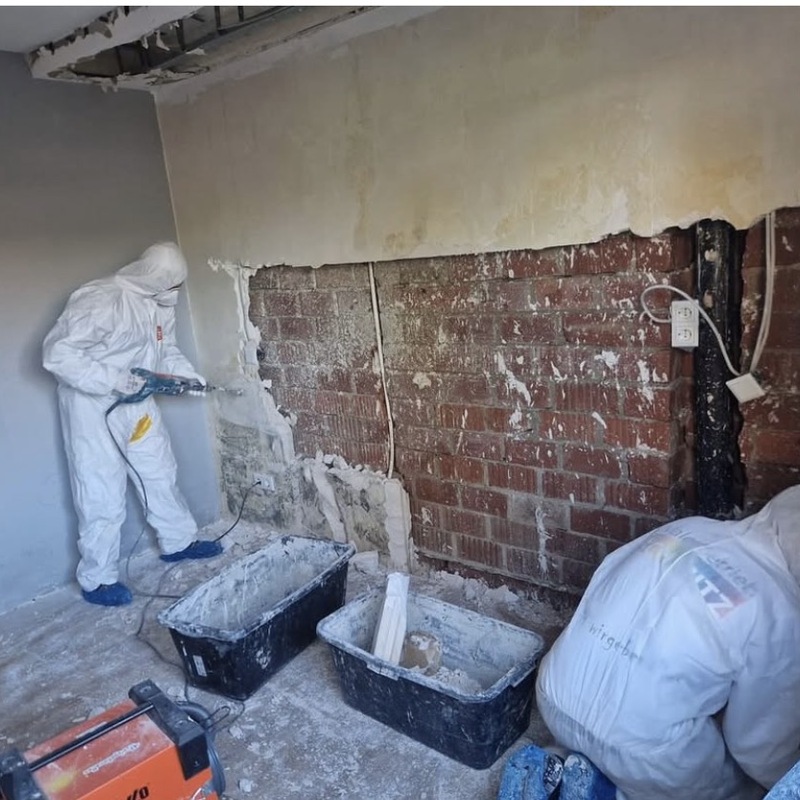 Sanierung eines Wasserschadens mit Schimmelbefall 